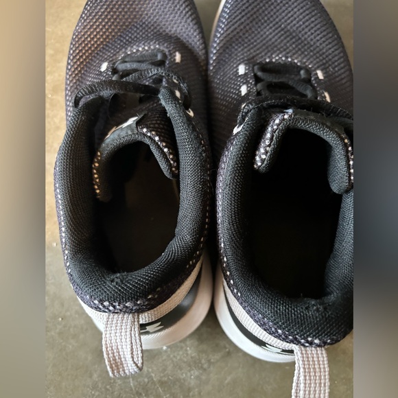 Under Armour UA Squad 2 Athletic Shoes White And Black Size Women’s 8.5 - Picture 11 of 12